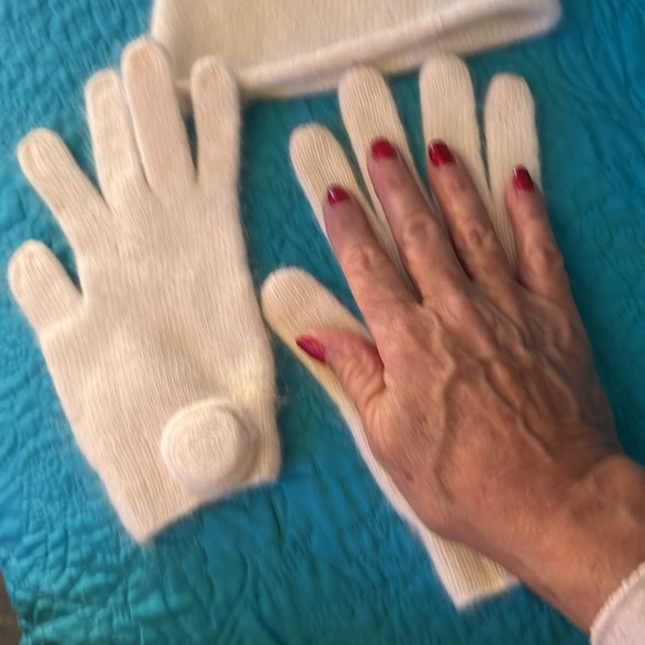 Guess brand hat and gloves fits a small/ petite - Picture 2 of 2